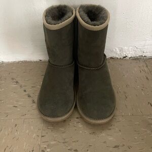UGG Kids Boots in Olive and Tan